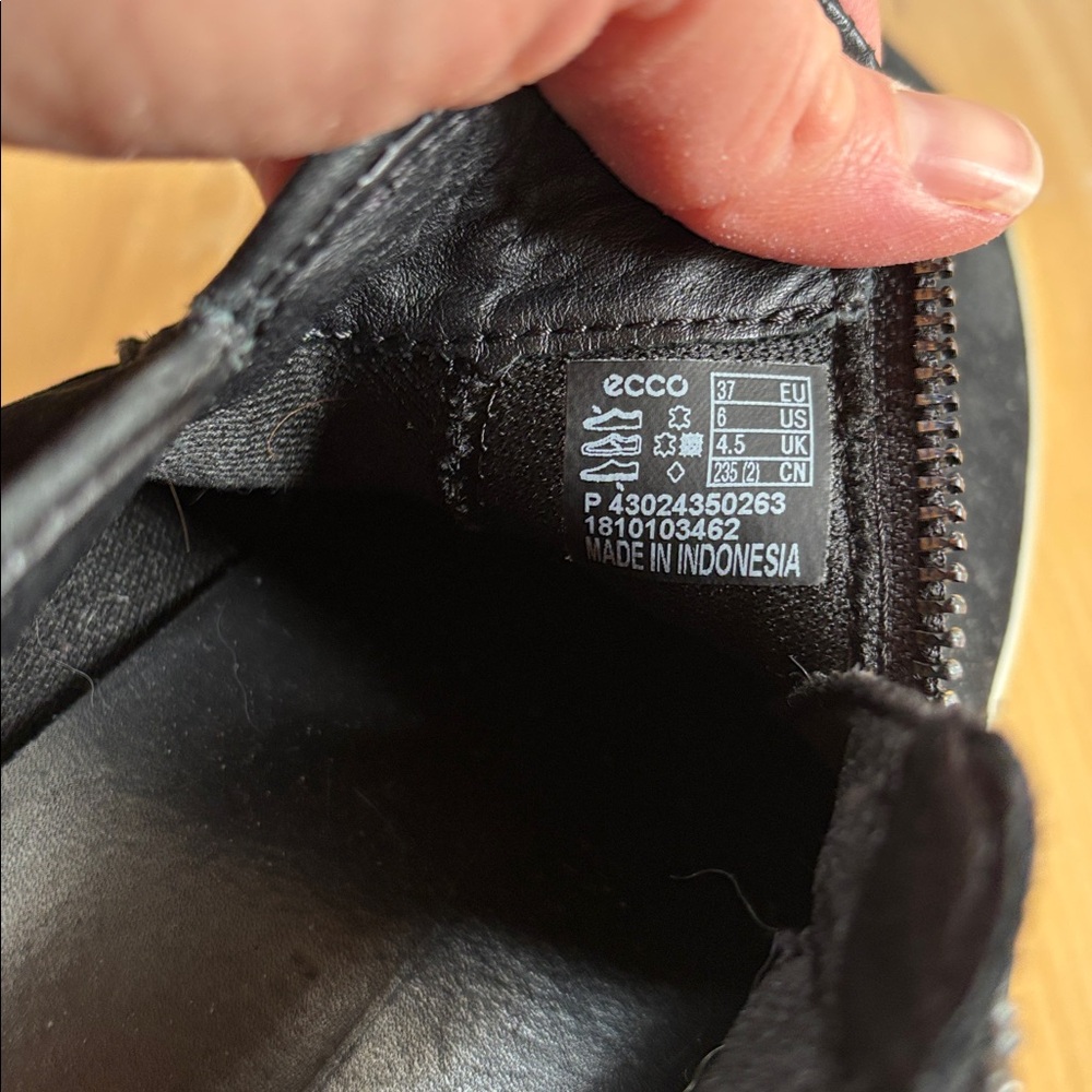 Ecco Black Ankle tennis shoes with White Soles-Reposhing too big for me - Picture 4 of 9